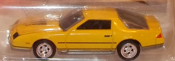 Johnny Lightning Classic Chevy 1985 yellow Camaro Z-28 CLOSEUP