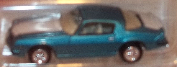 Johnny Lightning Classic Gold Collection 1975 teal-white Camaro CLOSEUP