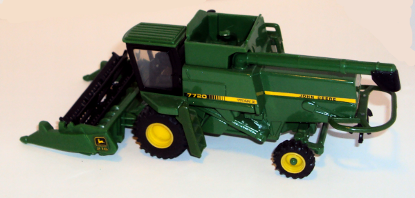 7720 John Deere combine/harvester with grain header Titan II