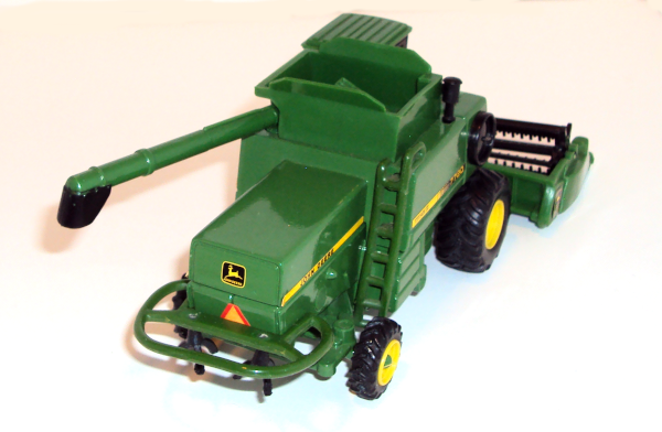 7720 John Deere combine/harvester Titan II with grain header