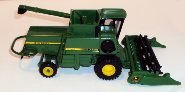 772- John Deere combine/harvester Titan II with grain header