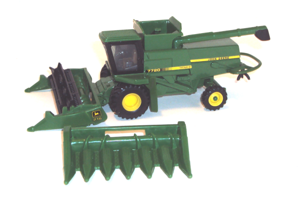 7720 John Deere combine/harvester Titan II with grain header plus corn header 