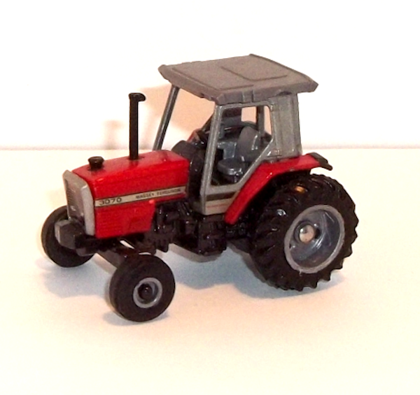 3070 Massey Ferguson Tractor with Gray Cab in 1:64 scale by Ertl