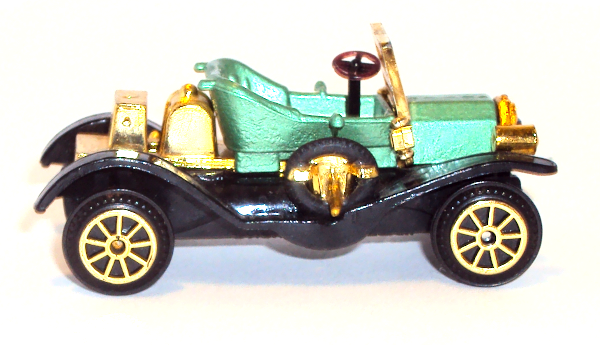 miniature 1910 Ford Model T in green/gold